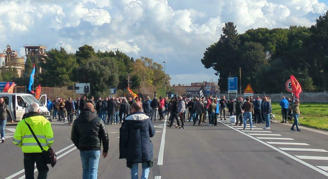 Ex Ilva, via i blocchi e sciopero sospeso, ma resta la mobilitazione