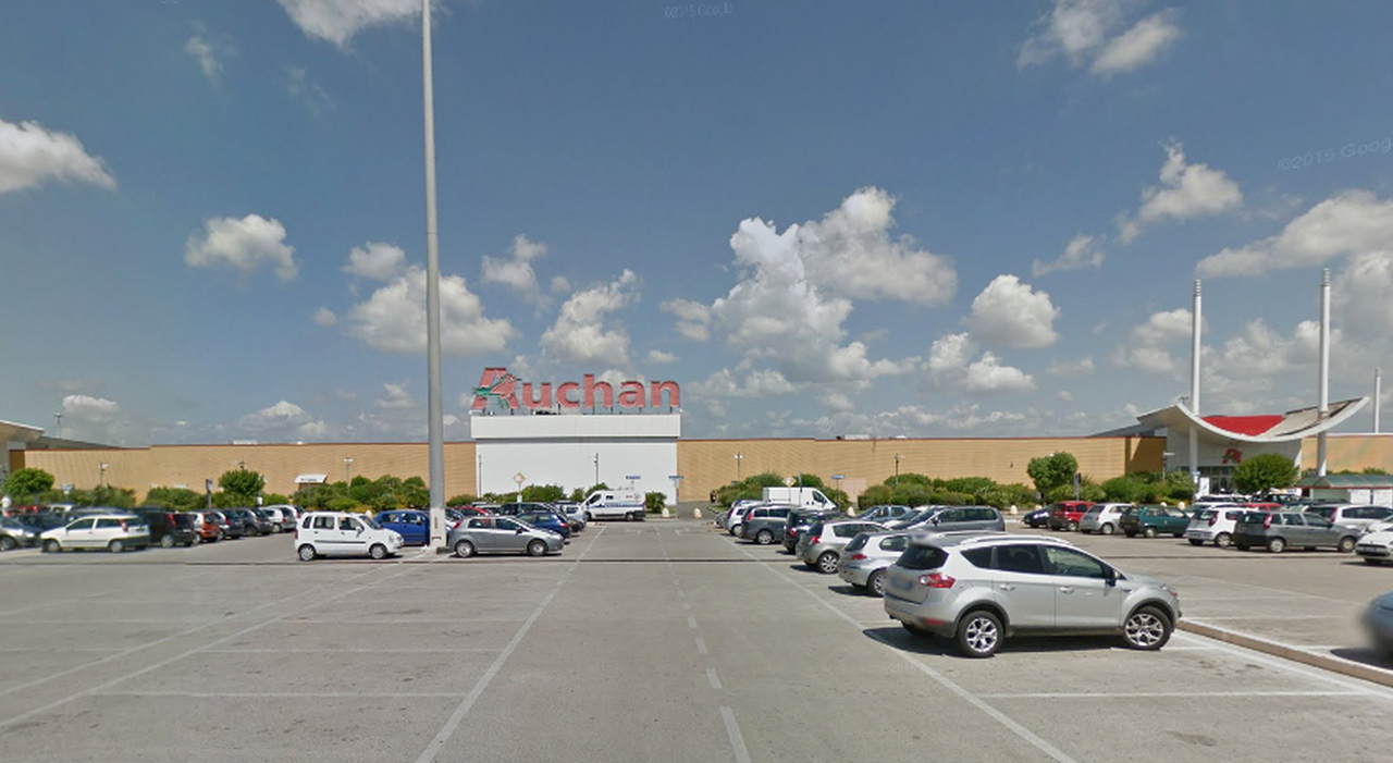 Sequestrata da tre uomini nel parcheggio del centro commerciale e stuprata in una stradina di campagna: «Vieni con noi o ti uccidiamo»