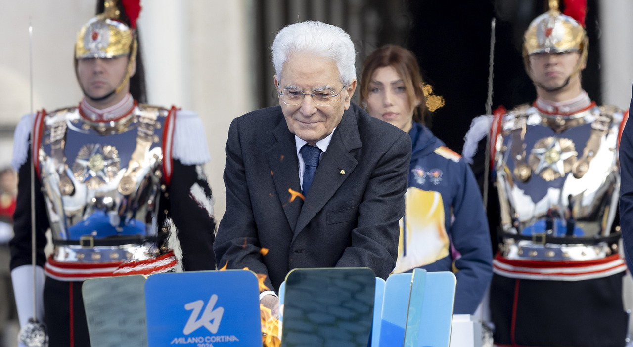 Milano Cortina, cerimonia del braciere: inizia il viaggio della Fiamma. Mattarella: «L