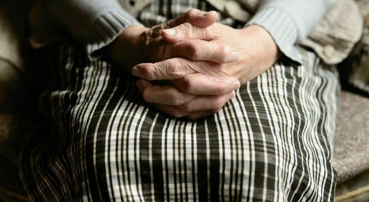 capri violenza sessuale e maltrattamenti ad anziani in una casa di riposo arrestato un operatore sanitario