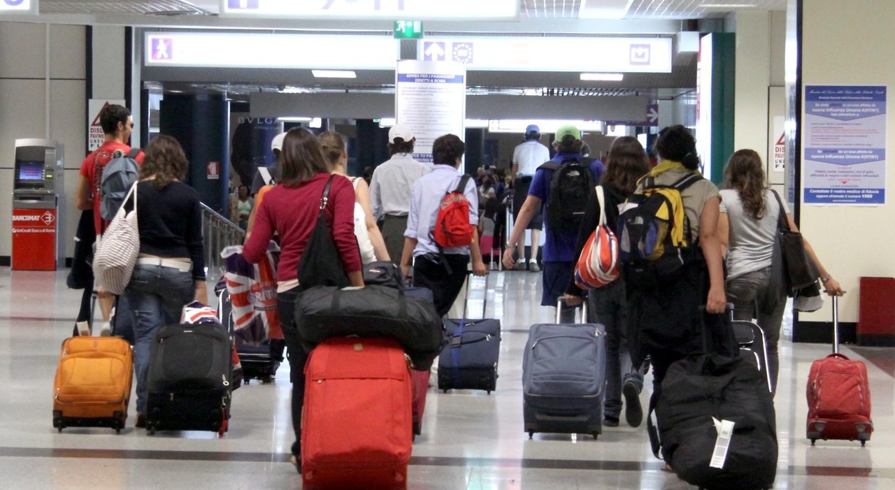 Napoli, vacanze di Natale, odissea del rientro voli e treni a caro prezzo: «I costi? Quasi il doppio»