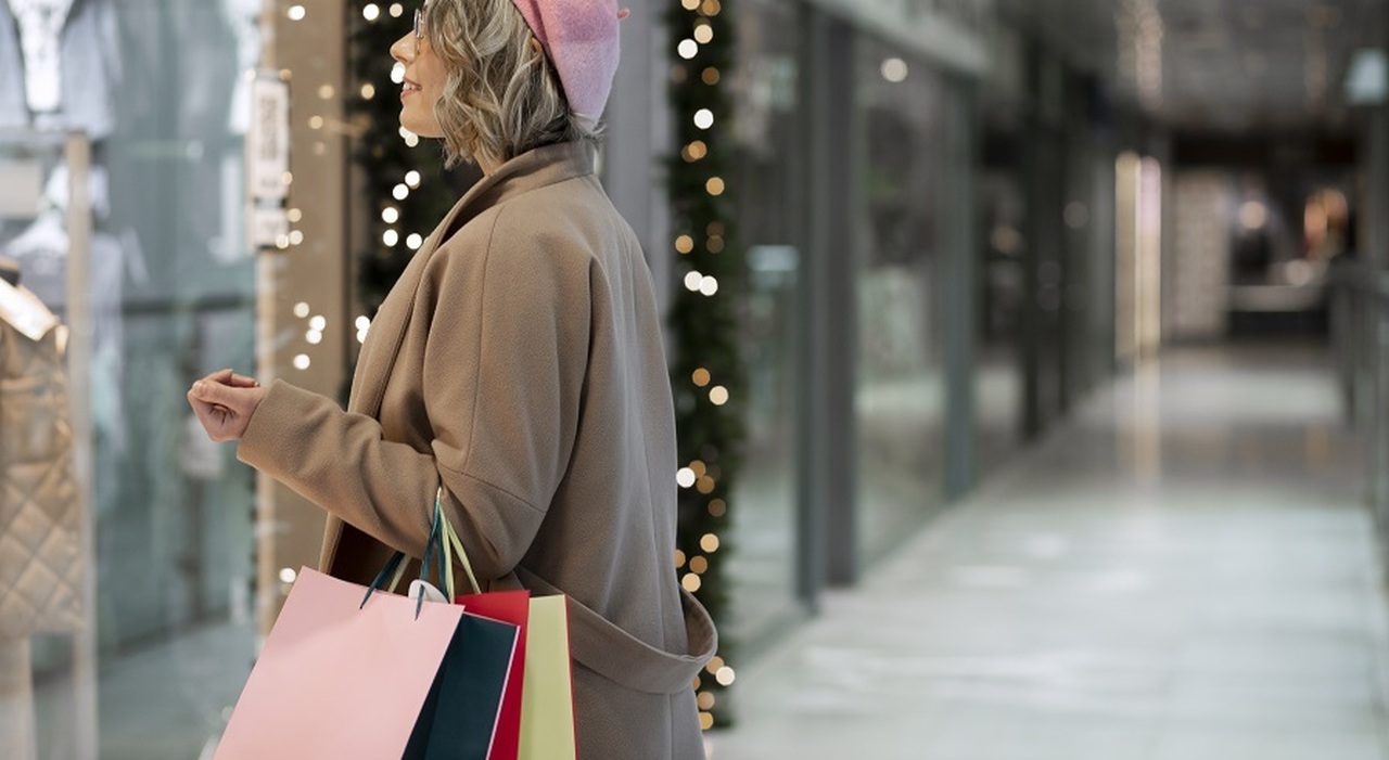 Tredicesime più ricche, dove vanno i soldi: Imu, Tasi e bollo auto. Solo un euro su 5 per i regali di Natale, ma è il dato più alto dopo il Covid Tredicesime più ricche, dove vanno i soldi: Imu, Tasi e bollo auto. Solo un euro su 5 per i regali di Natale, ma è il dato più alto dopo il Covid