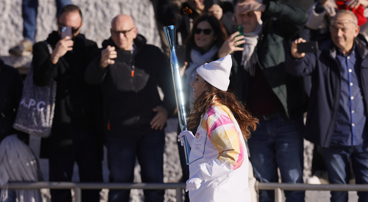Milano Cortina 2026, al via il viaggio della fiamma olimpica con i tedofori vip. Paltrinieri apre la staffetta, Polonara: «Un Milano Cortina 2026, al via il viaggio della fiamma olimpica con i tedofori vip. Paltrinieri apre la staffetta, Polonara: «Un