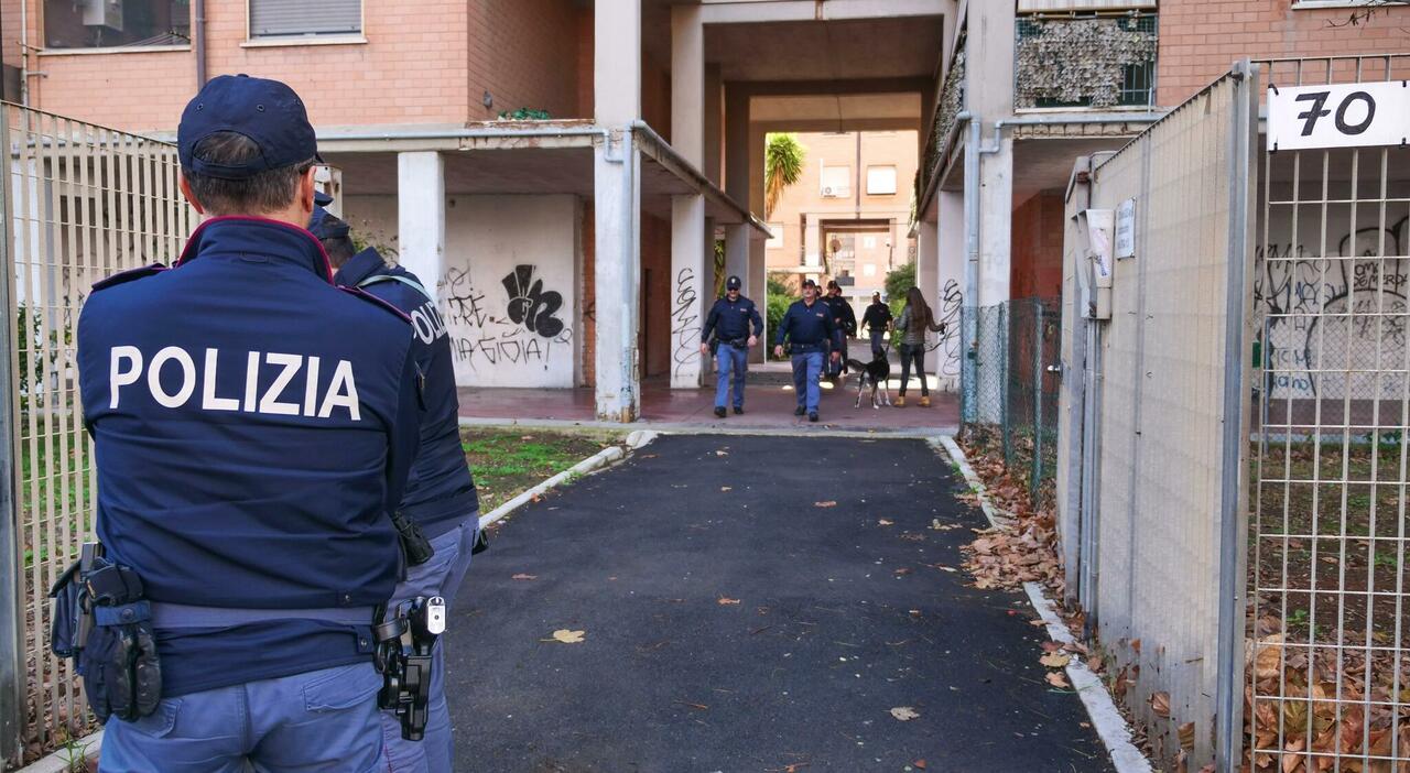 Uccide la nonna a martellate in casa a Ostia, fermato il nipote 30enne: bloccato a una fermata della metro Uccide la nonna a martellate in casa a Ostia, fermato il nipote 30enne: bloccato a una fermata della metro
