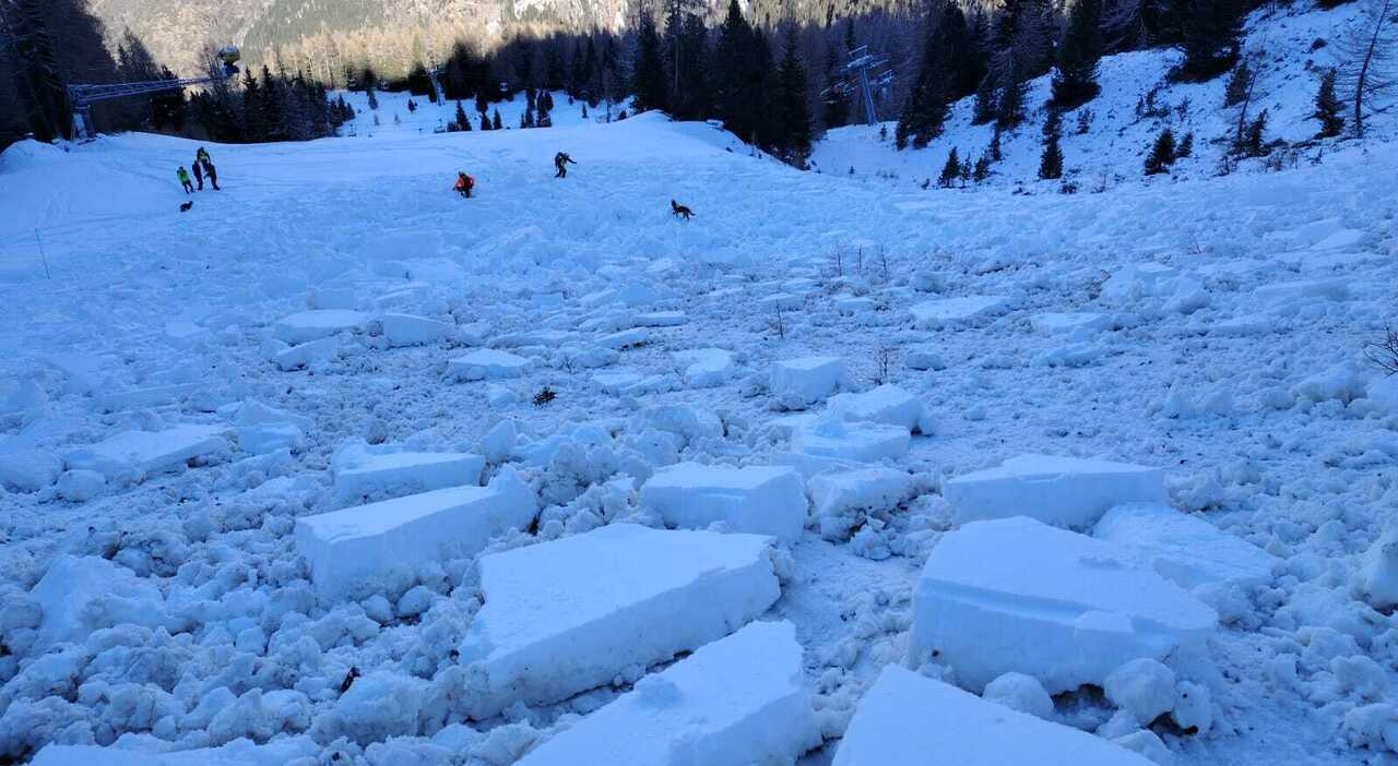 Sciatori sulla pista nera ancora chiusa provocano una valanga, task force di bonifica sulla Piavac