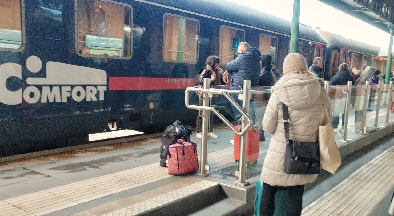 Voli e treni, caro prezzi a Natale per tornare in Puglia. E per la Vigilia biglietti sold out Voli e treni, caro prezzi a Natale per tornare in Puglia. E per la Vigilia biglietti sold out