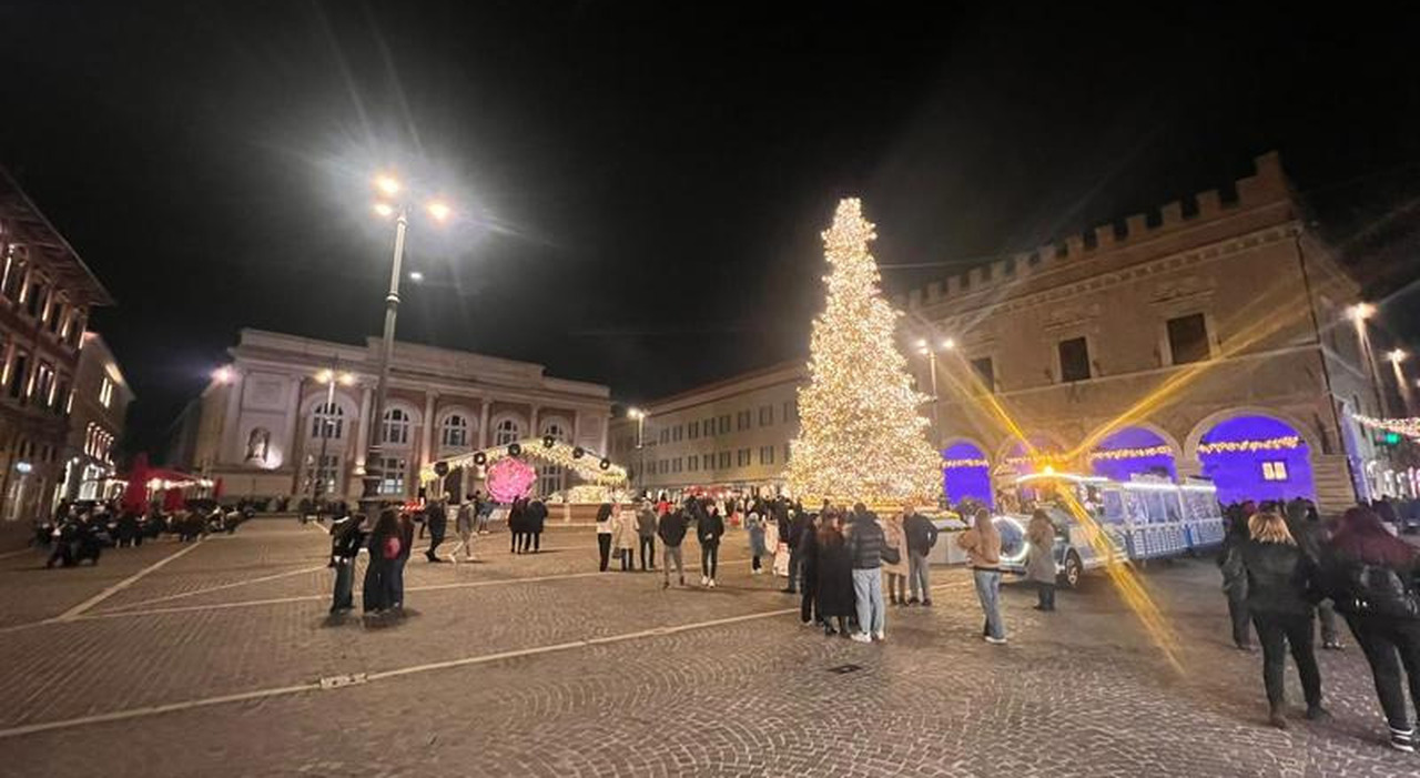 Pesaro, il Natale in piazza è spento e il sindaco Biancani fa anche da elettricista. «Aumentiamo le luminarie» Pesaro, il Natale in piazza è spento e il sindaco Biancani fa anche da elettricista. «Aumentiamo le luminarie»