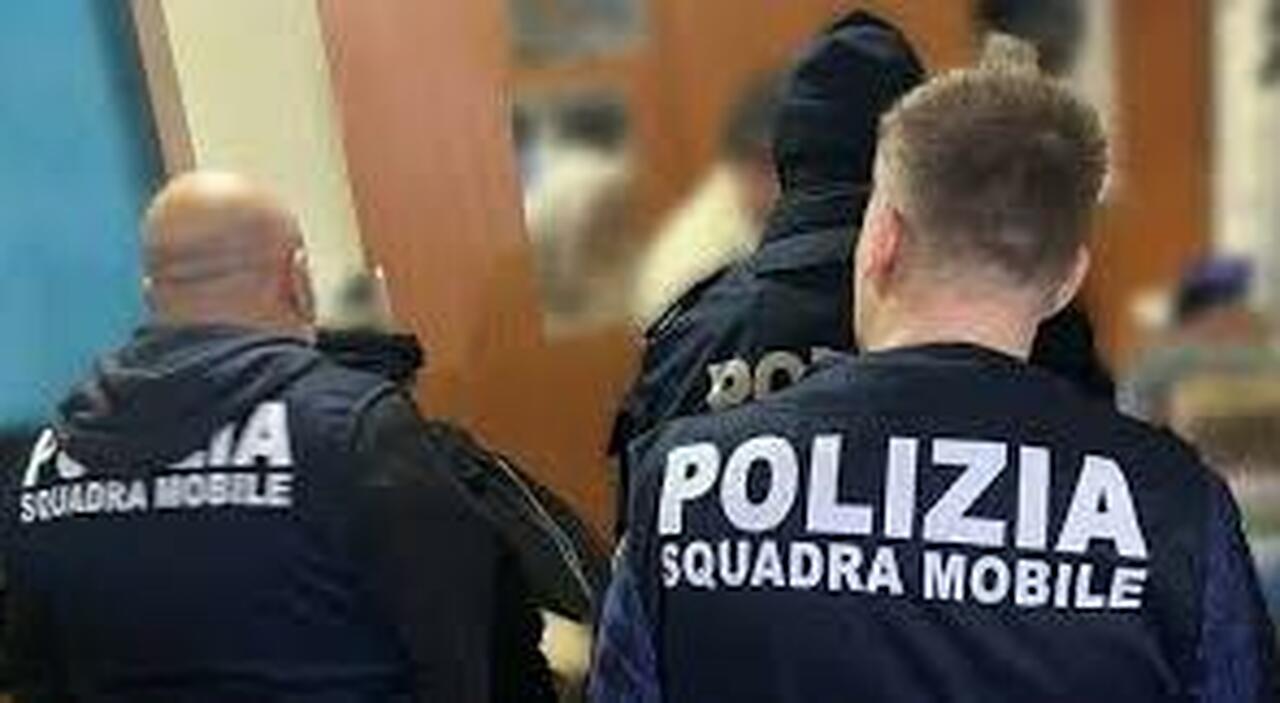 Pusher romeni fermati ad Ancona sud: nel cofano dell?auto 5 chili di hashish. Scatta il blitz al casello, due arresti Pusher romeni fermati ad Ancona sud: nel cofano dell?auto 5 chili di hashish. Scatta il blitz al casello, due arresti