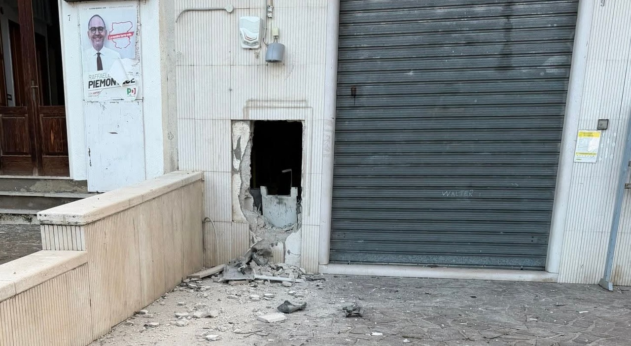 Bancomat fatto saltare in aria, paura in paese. «Ma era vuoto, di notte non ci sono soldi» Bancomat fatto saltare in aria, paura in paese. «Ma era vuoto, di notte non ci sono soldi»