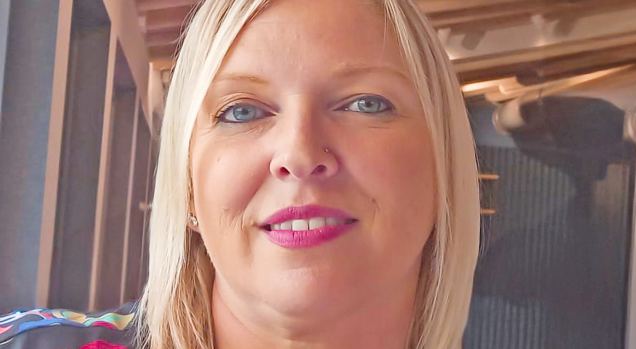 Lucia Pettenon uccisa da un tumore a 47 anni, prima di morire ha scritto tre sms inviati a marito e figli: «Adesso dormirò». La malattia scoperta per una forte tosse Lucia Pettenon uccisa da un tumore a 47 anni, prima di morire ha scritto tre sms inviati a marito e figli: «Adesso dormirò». La malattia scoperta per una forte tosse