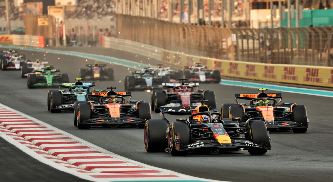 GP di Abu Dhabi, la diretta: Verstappen perde decimi su Piastri, Norris e Leclerc al pit stop GP di Abu Dhabi, la diretta: Verstappen perde decimi su Piastri, Norris e Leclerc al pit stop