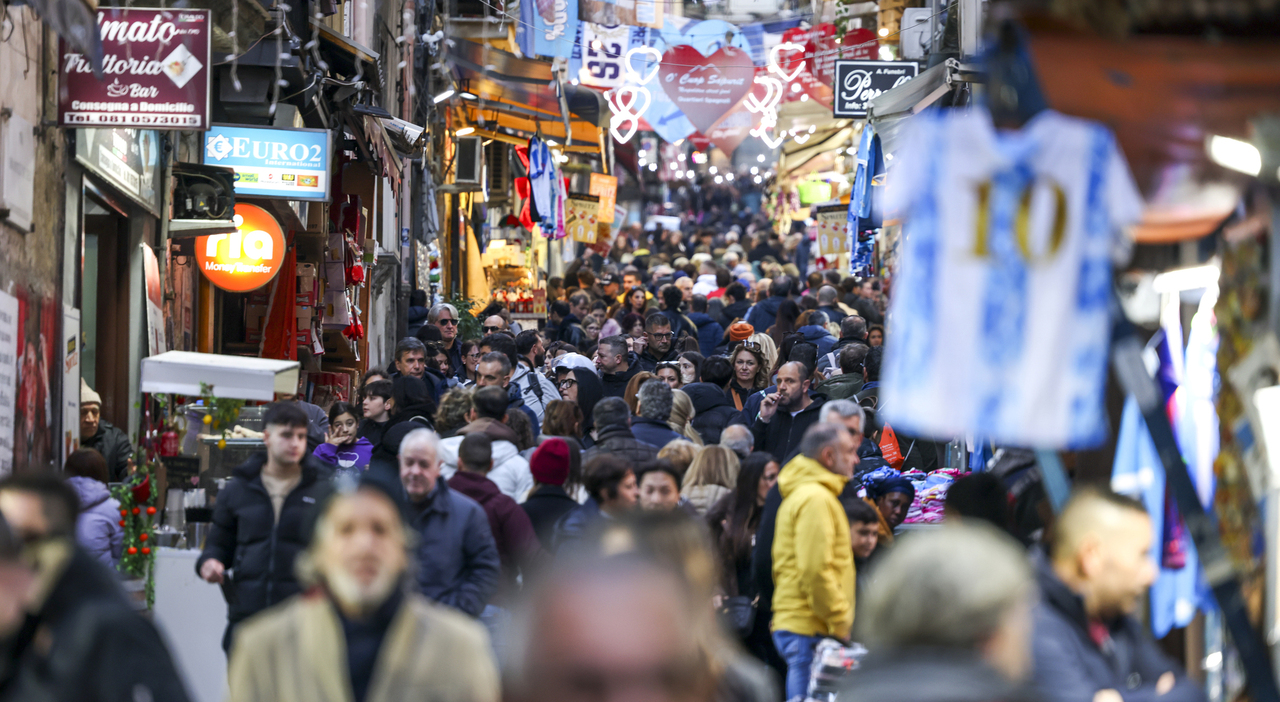Napoli, un fiume straripante di turisti invade la città per il weekend dell Napoli, un fiume straripante di turisti invade la città per il weekend dell