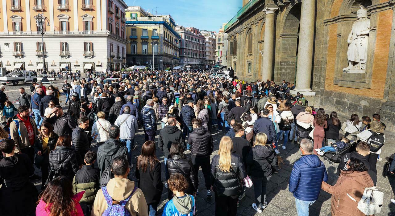 ponte dell immacolata bagno di folla nelle vie del centro napoli calamita mai cos236 piena