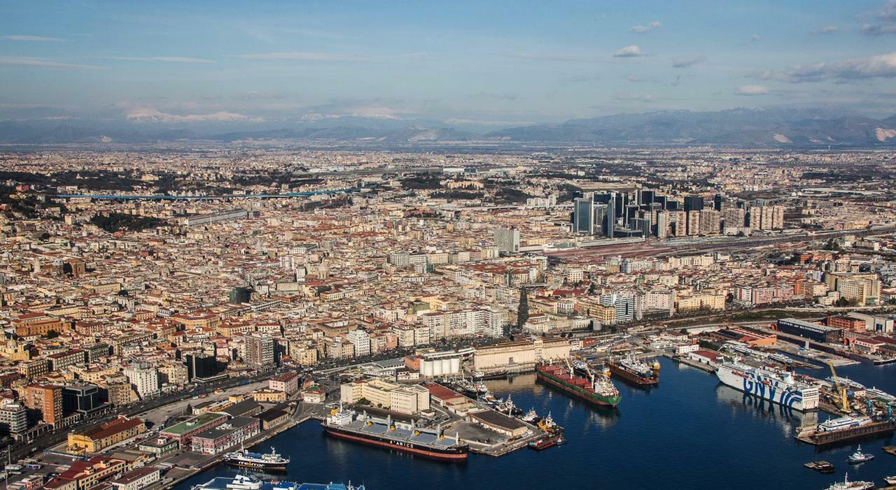 Crociere, al porto di Napoli gas pulito per le maxi navi: «Inizia una nuova stagione» Crociere, al porto di Napoli gas pulito per le maxi navi: «Inizia una nuova stagione»