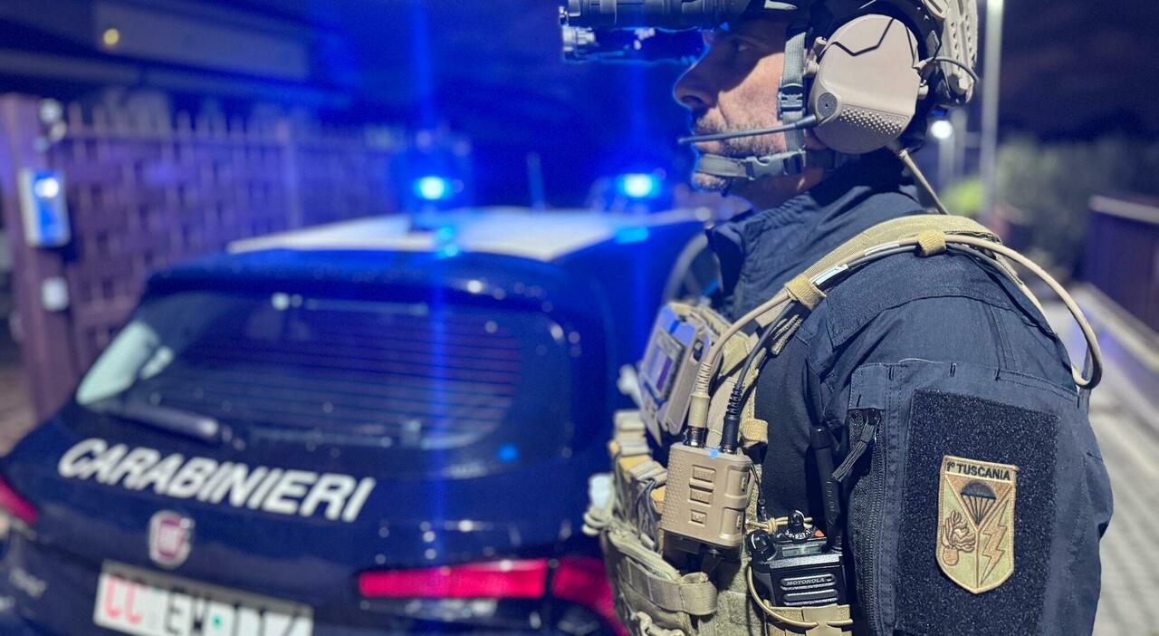 https://statics.cedscdn.it/photos/MED_HIGH/2025/12/08/9233590_08135807_domiciliari_fuga_storie_incredibili_carabinieri_napoli.jpg