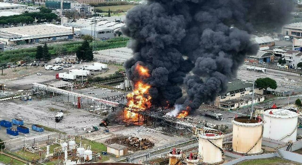 Esplosione a Calenzano, un anno fa la tragedia che costò la vita a 5 operai. «Ricordo il boato enorme, le finestra spalancate e lo choc dopo aver visto il fumo e le fiamme» Esplosione a Calenzano, un anno fa la tragedia che costò la vita a 5 operai. «Ricordo il boato enorme, le finestra spalancate e lo choc dopo aver visto il fumo e le fiamme»
