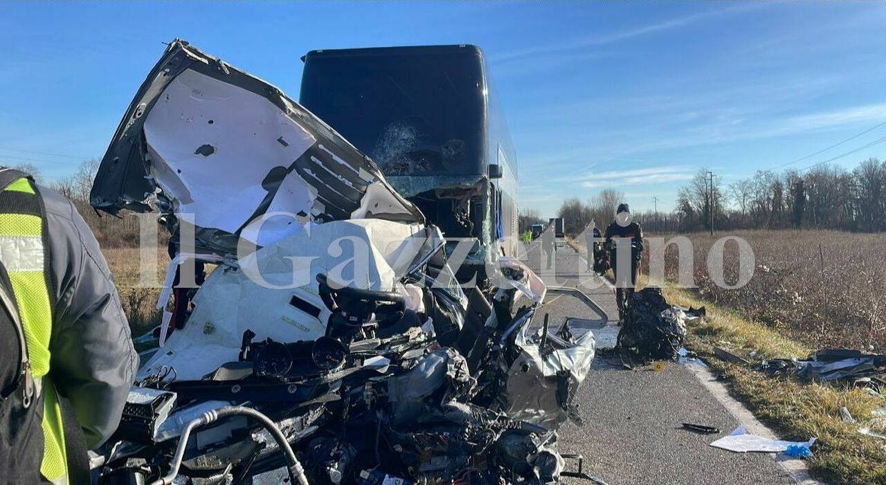 Incidente frontale tra auto e bus pieno di studenti: morto il 43enne conducente della vettura, 9 persone ferite Incidente frontale tra auto e bus pieno di studenti: morto il 43enne conducente della vettura, 9 persone ferite