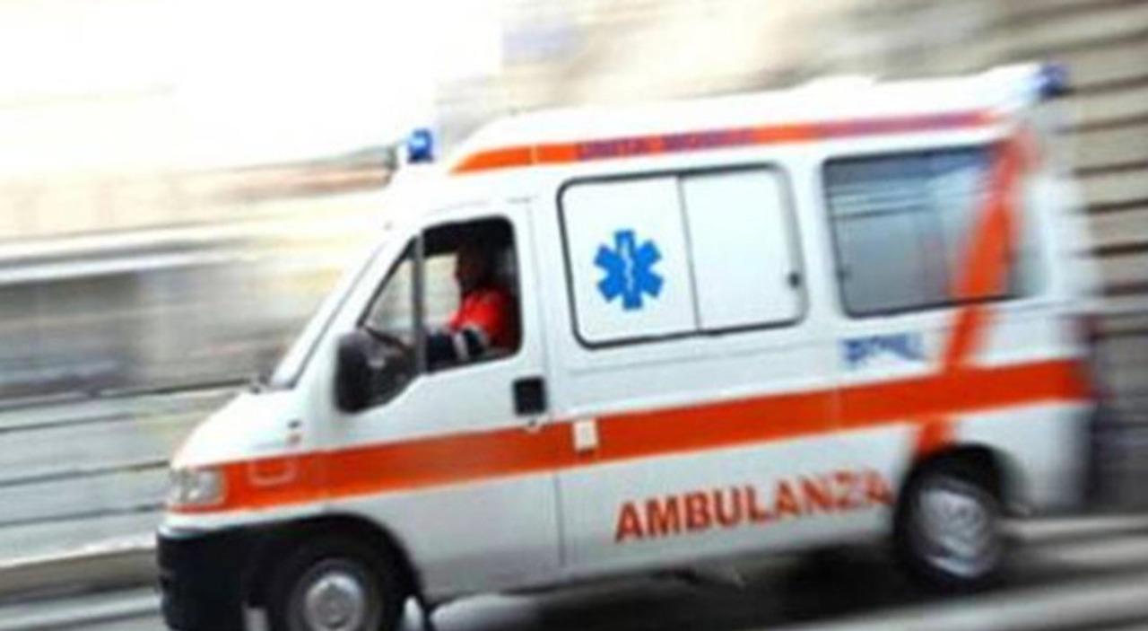 Ambulanza travolge uno studente a genova, il 12enne stava entrando a scuola: è gravissimo