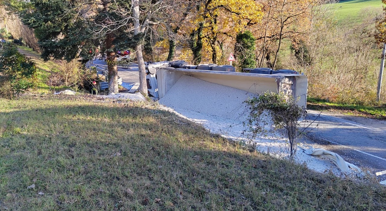 Il camion prima sbanda poi si ribalta: impatto tremendo, muore il conducente di 49 anni