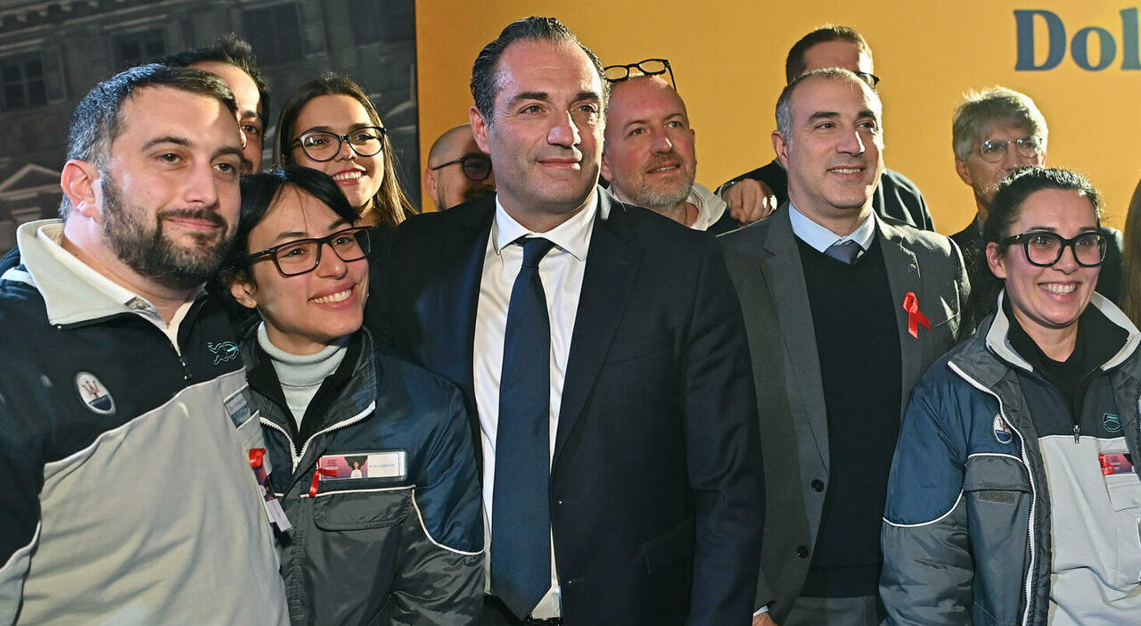 L'ad di Stellantis Filosa con alcuni dipendenti del gruppo