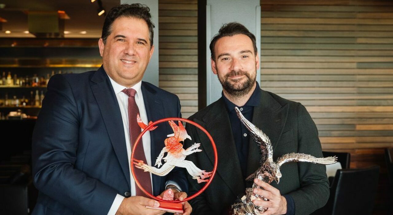 Benfica Napoli, il pranzo Uefa a Lisbona: scambio di doni tra le società Benfica Napoli, il pranzo Uefa a Lisbona: scambio di doni tra le società