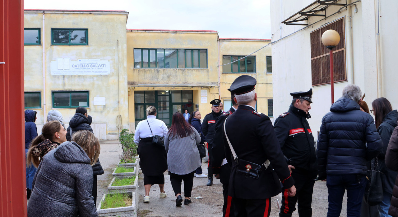 castellammare abusi su alunni minorenni professoressa rinviata a giudizio