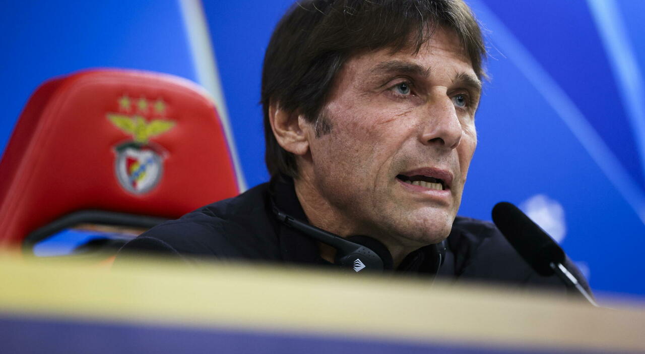 Benfica Napoli, Conte prima del match: «Infortuni a centrocampo? Ci vorrà ancora molto per recuperare tutti» Benfica Napoli, Conte prima del match: «Infortuni a centrocampo? Ci vorrà ancora molto per recuperare tutti»