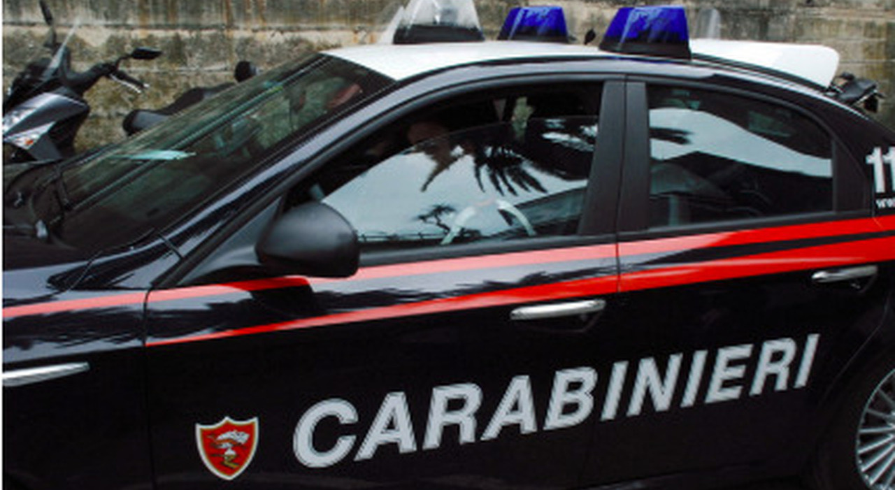 Napoli, si torna a sparare in centro: 4 proiettili nell?androne di un palazzo Napoli, si torna a sparare in centro: 4 proiettili nell?androne di un palazzo