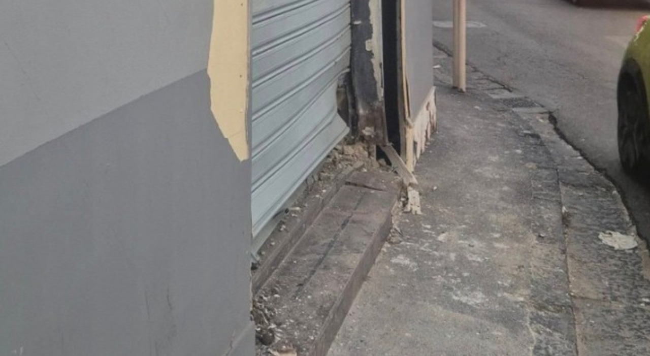 napoli la provocazione del clan una bomba nella pizzeria dopo la marcia antiracket