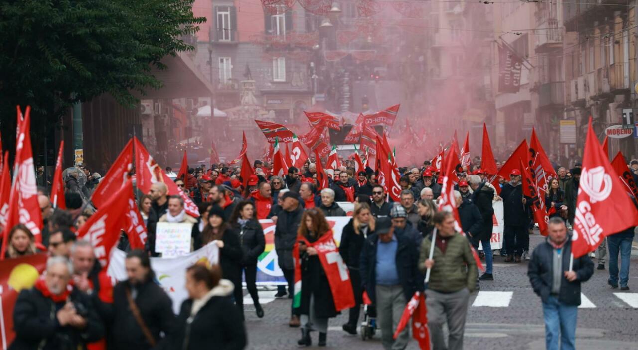 sciopero corteo in centro a napoli  ferma la linea 1 della metropolitana
