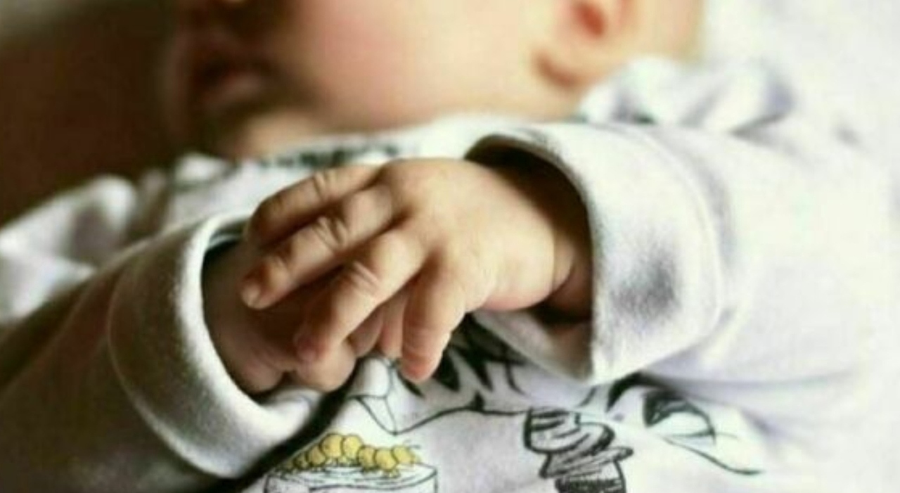 bimbo di 2 mesi muore all improvviso nella notte la chiamata disperata dei genitori al 118 e la folle corsa in ospedale