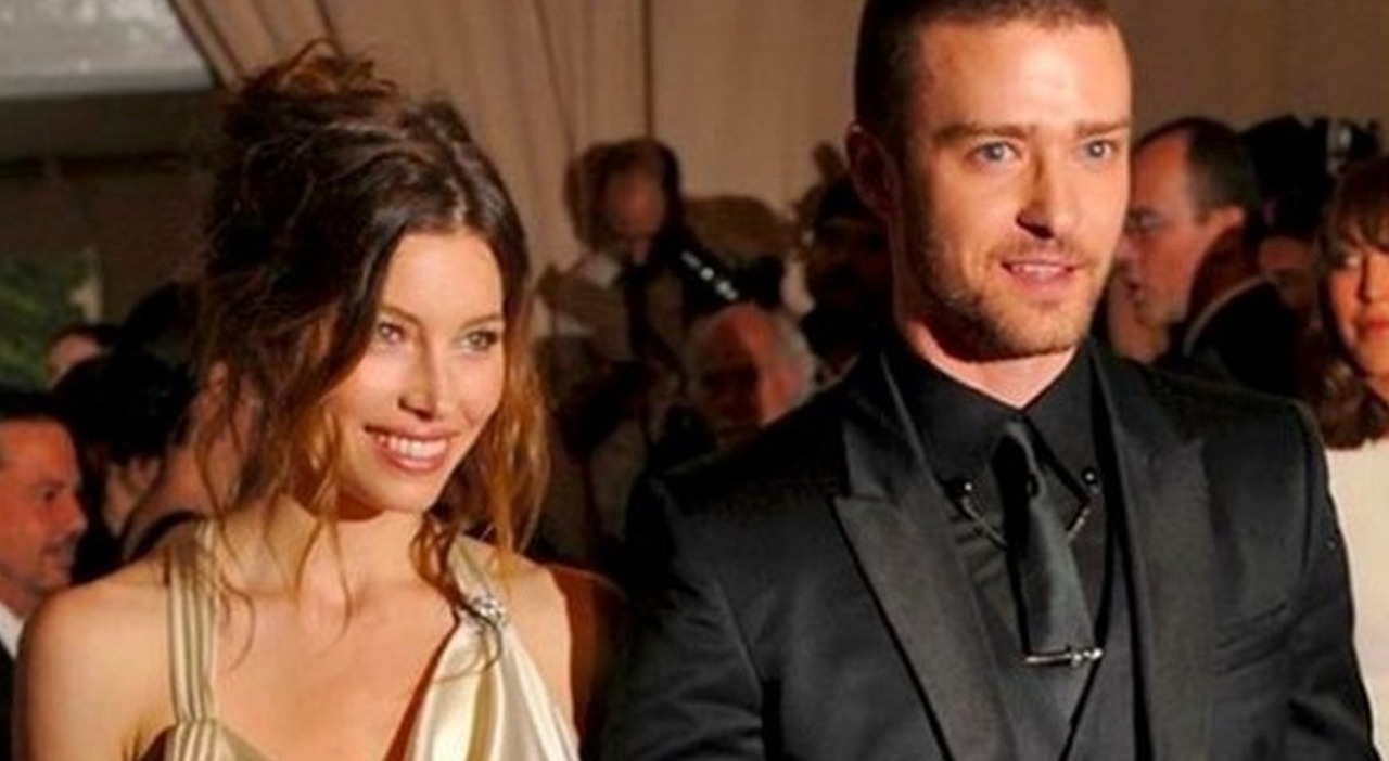 https://statics.cedscdn.it/photos/MED_HIGH/2025/12/13/9243221_13113727_4907193_1429_justin_timberlake_chiede_scusa_jessica_biel_bevuto_troppo.jpg