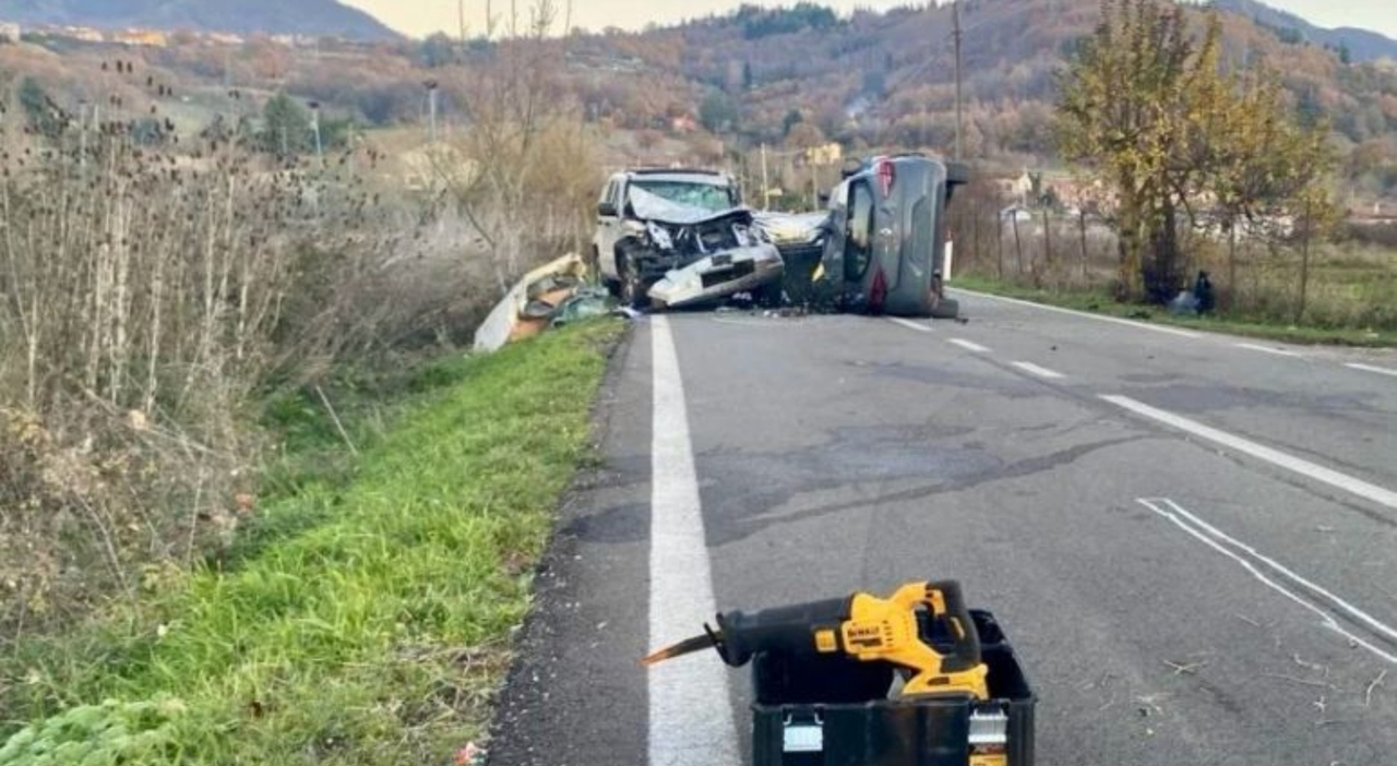 https://statics.cedscdn.it/photos/MED_HIGH/2025/12/13/9243615_13195351_incidente_pantano_di_pignola_morti_padre_e_figlio_9_anni_oggi.jpg