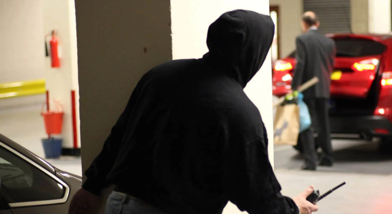 jammer boom di auto svaligiate nei parcheggi il disturbatore di frequenza impedisce ai proprietari di bloccare le portiere come agiscono i ladri da Leggo.it jammer boom di auto svaligiate nei parcheggi il disturbatore di frequenza impedisce ai proprietari di bloccare le portiere come agiscono i ladri