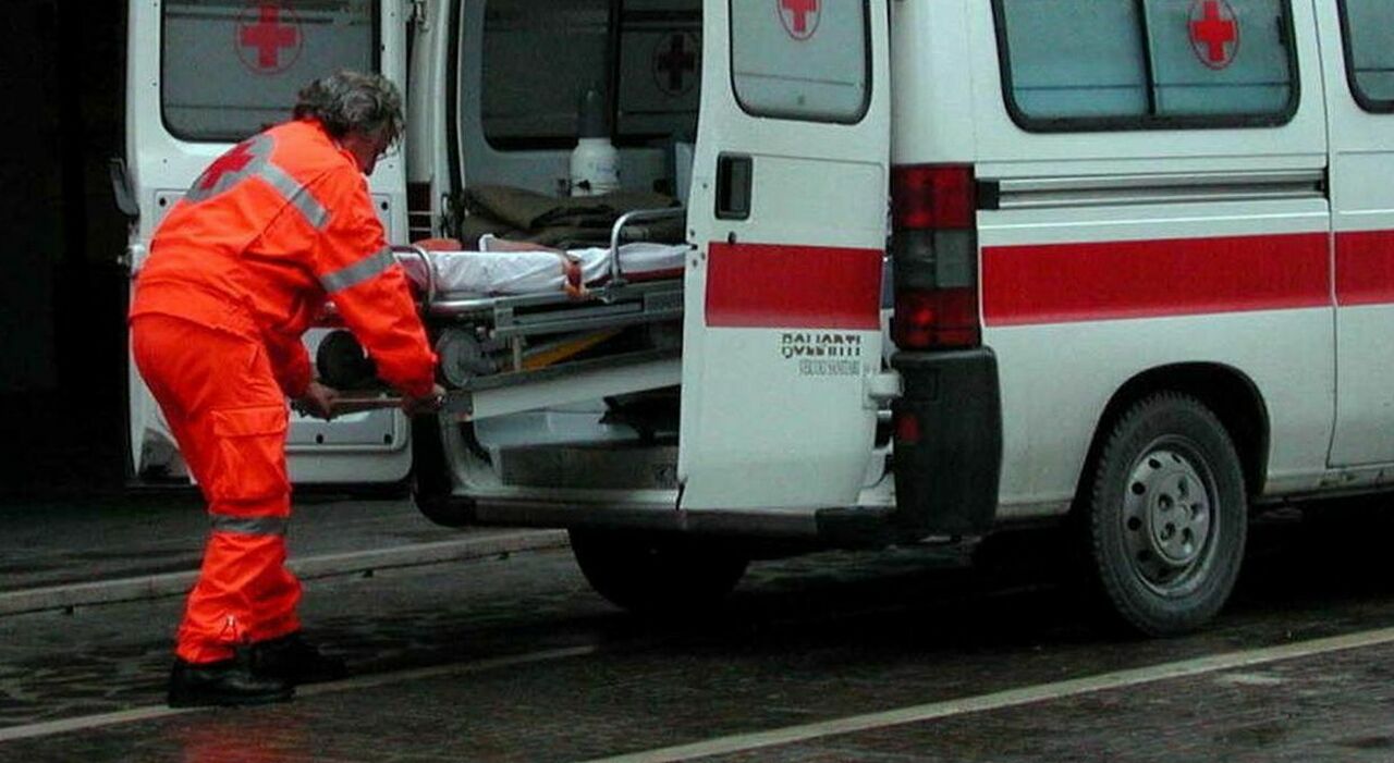 https://statics.cedscdn.it/photos/MED_HIGH/2025/12/15/9246448_15101938_incidente_milano_viale_marche_aggrappa_auto_grave_ospedale_evitare_constatazione_amichevole.jpg