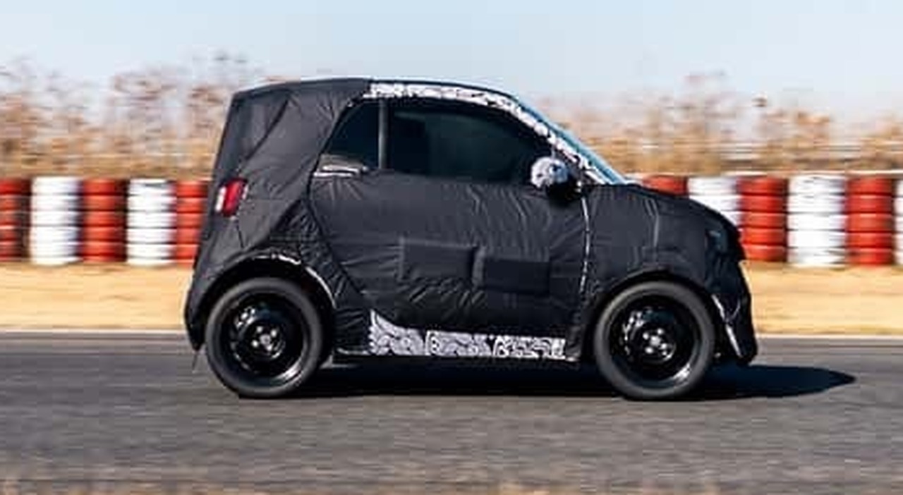 smart #2 in pista durante i test