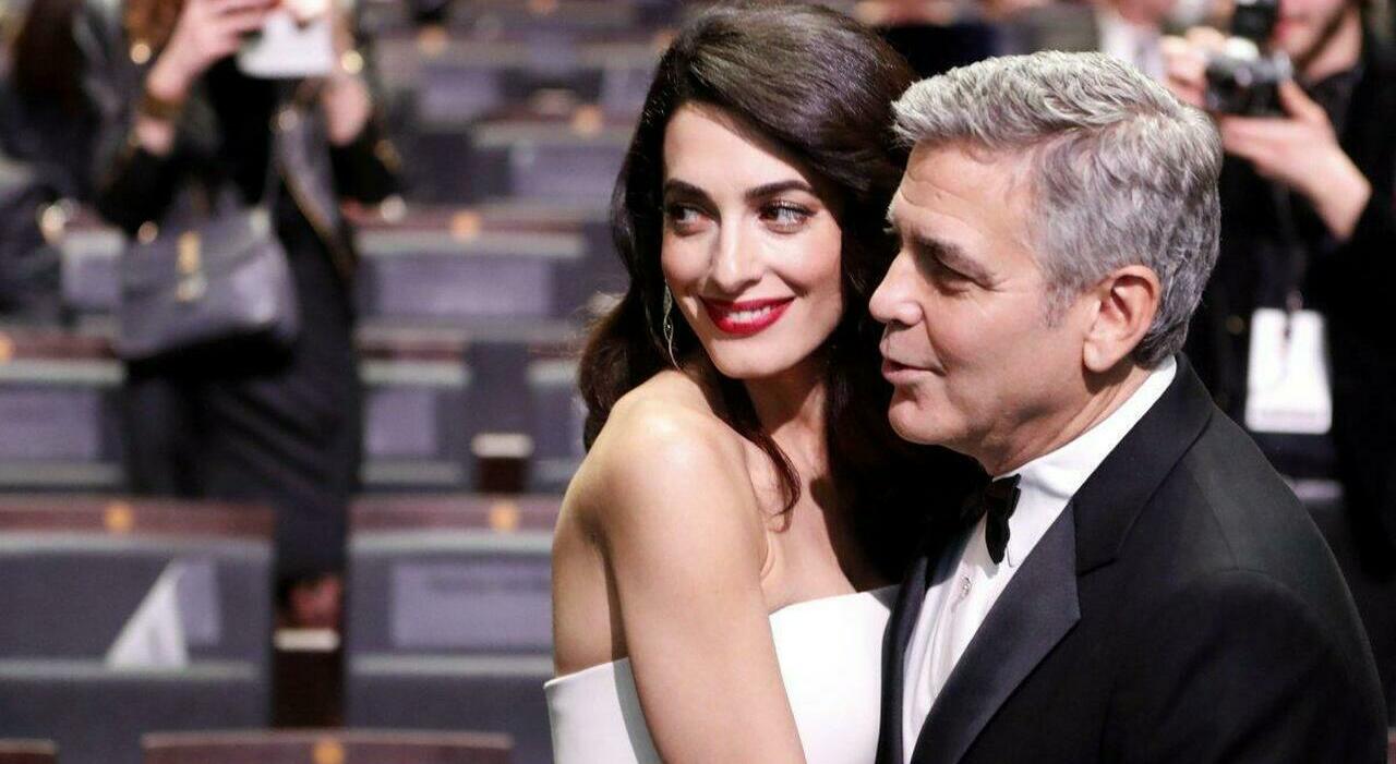 https://statics.cedscdn.it/photos/MED_HIGH/2025/12/15/9246662_15132327_george_clooney_eta_non_bacio_piu_donne_set_film_decisione_conversazione_moglie_amal.jpg