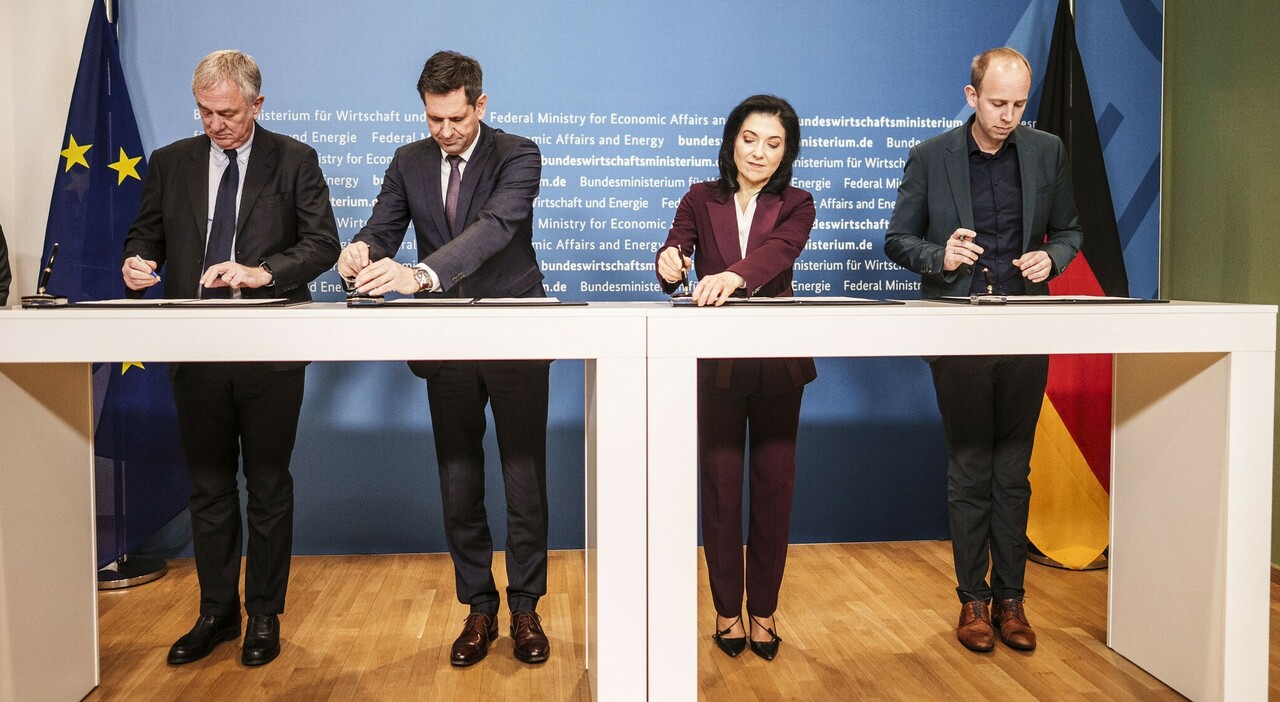 La firma dell'accordo