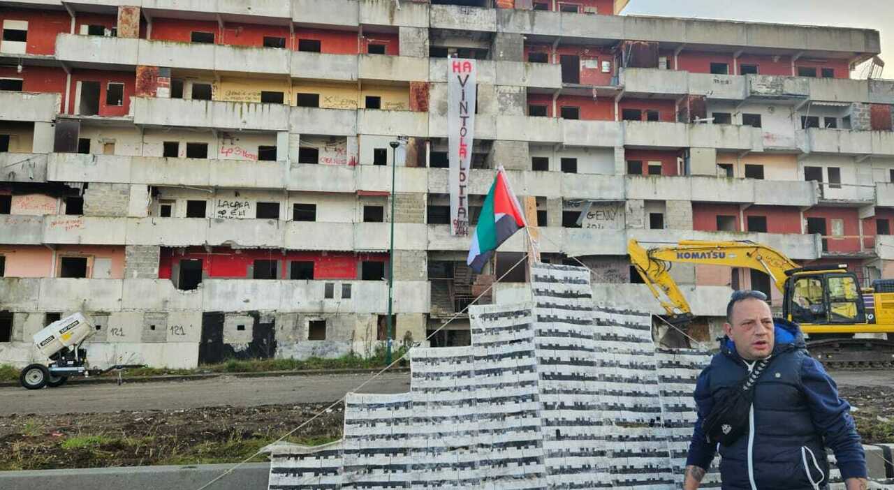 scampia oggi l abbattimento della vela rossa lo striscione dei comitato abbiamo vinto