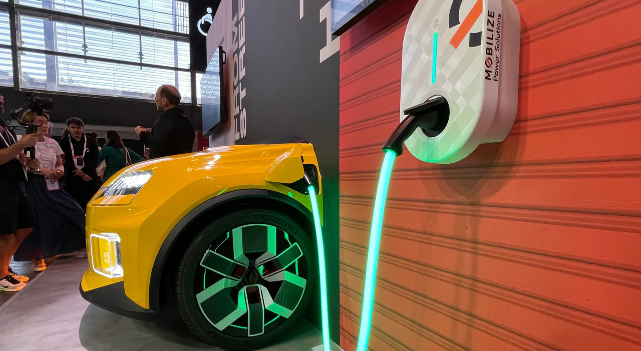 Una Renault 5 E-Tech electric in ricarica