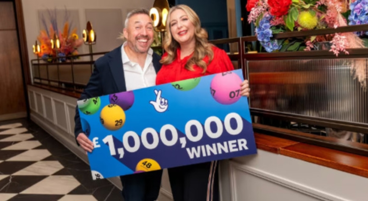 https://statics.cedscdn.it/photos/MED_HIGH/2025/12/17/9251077_17183938_vinto_lotteria_due_volte_milionari_continuo_fare_corriere_moglie_marito_regno_unito_oggi.jpg