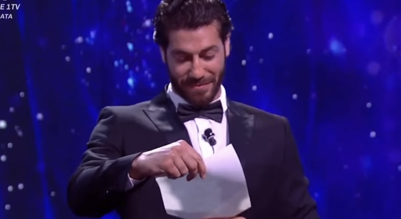 Nella serata finale del Grande Fratello, i 5 finalisti hanno ricevuto delle sorprese. Omer ha avuto il privilegio di incontrare sua mamma, che non ha mai viaggiato in aereo, ma che per rivedere il figlio ha preso coraggio e è volata a Roma