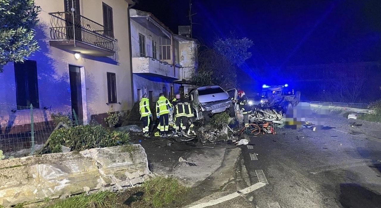 incidente frontale tra auto nella notte morti due giovani i mezzi finiscono contro il muro di una casa da Leggo.it incidente frontale tra auto nella notte morti due giovani i mezzi finiscono contro il muro di una casa