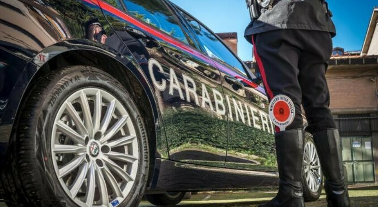 Uomo e donna trovati morti in casa nel comasco: «Forse omicidio suicidio». L