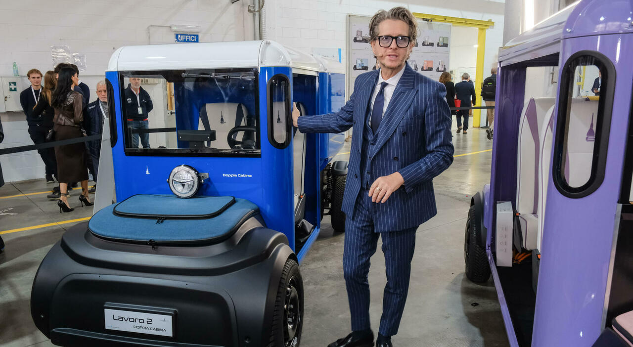 Uno dei modelli Mole Urbana con Umberto Palermo