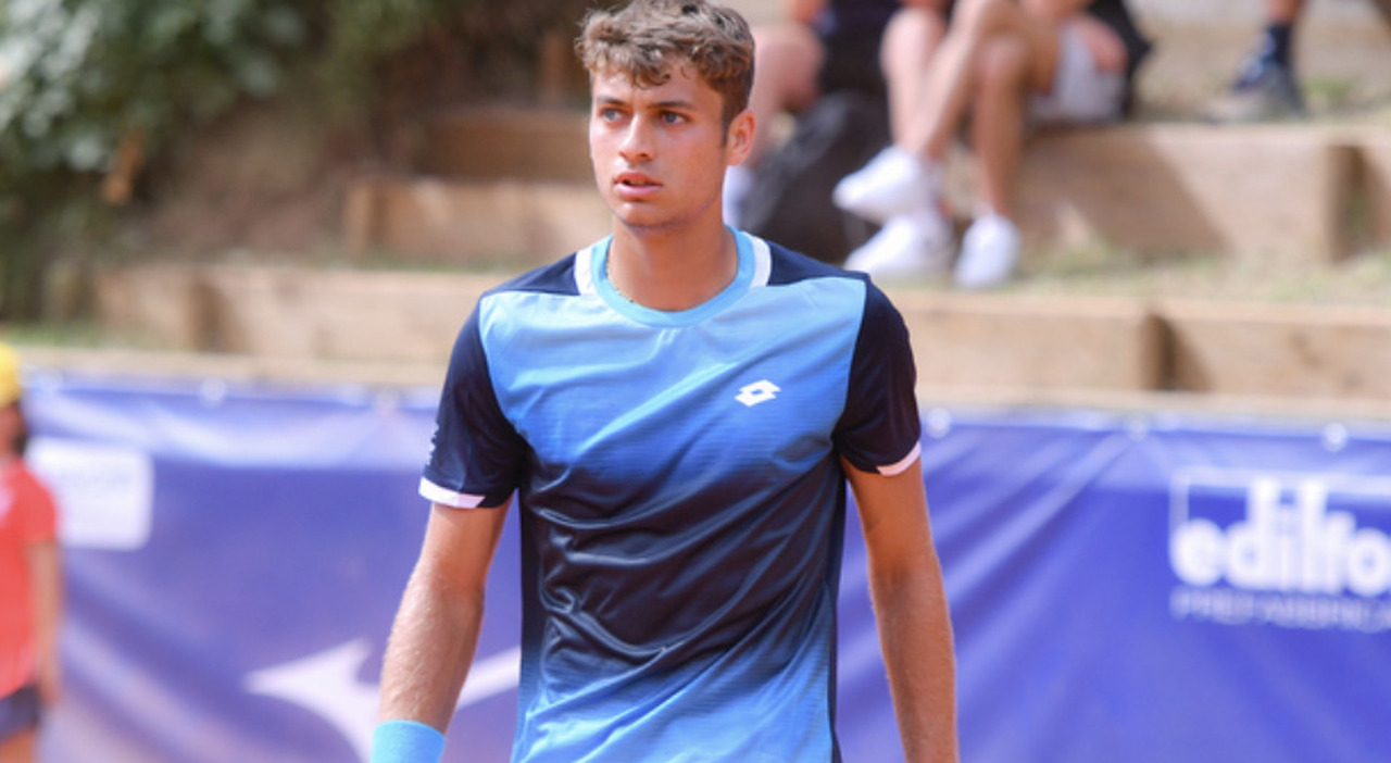 Flavio Cobolli: «Matteo Berrettini è un fratello maggiore. Con papà litighiamo spesso, ma ha sempre ragione. Quando sono nato è arrivato in ospedale con la maglia di Totti»