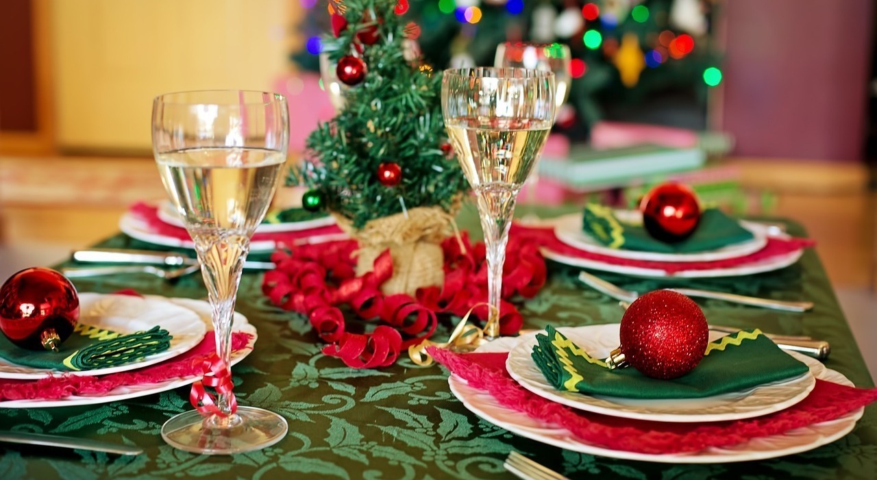 https://statics.cedscdn.it/photos/MED_HIGH/2025/12/22/9259833_22114512_8551344_20150224_christmas_table_1909797_1280.jpg