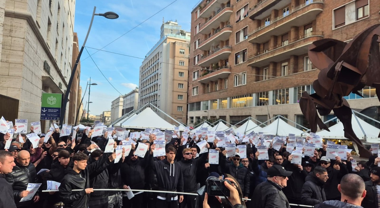trasferte libere gli ultras del napoli sfilano in via toledo incontro con il sindaco manfredi