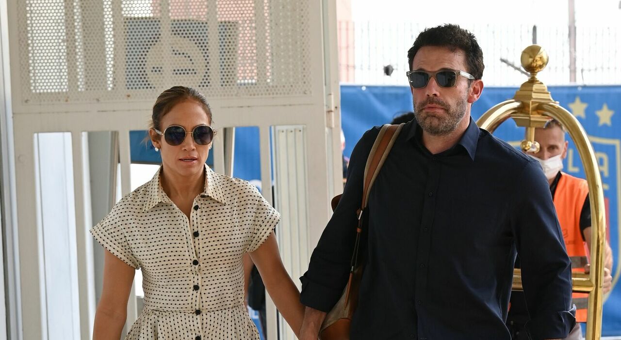 https://statics.cedscdn.it/photos/MED_HIGH/2025/12/23/9261628_23073951_jennifer_lopez_ben_affleck_escono_insieme_passa_bufera_oggi.jpg