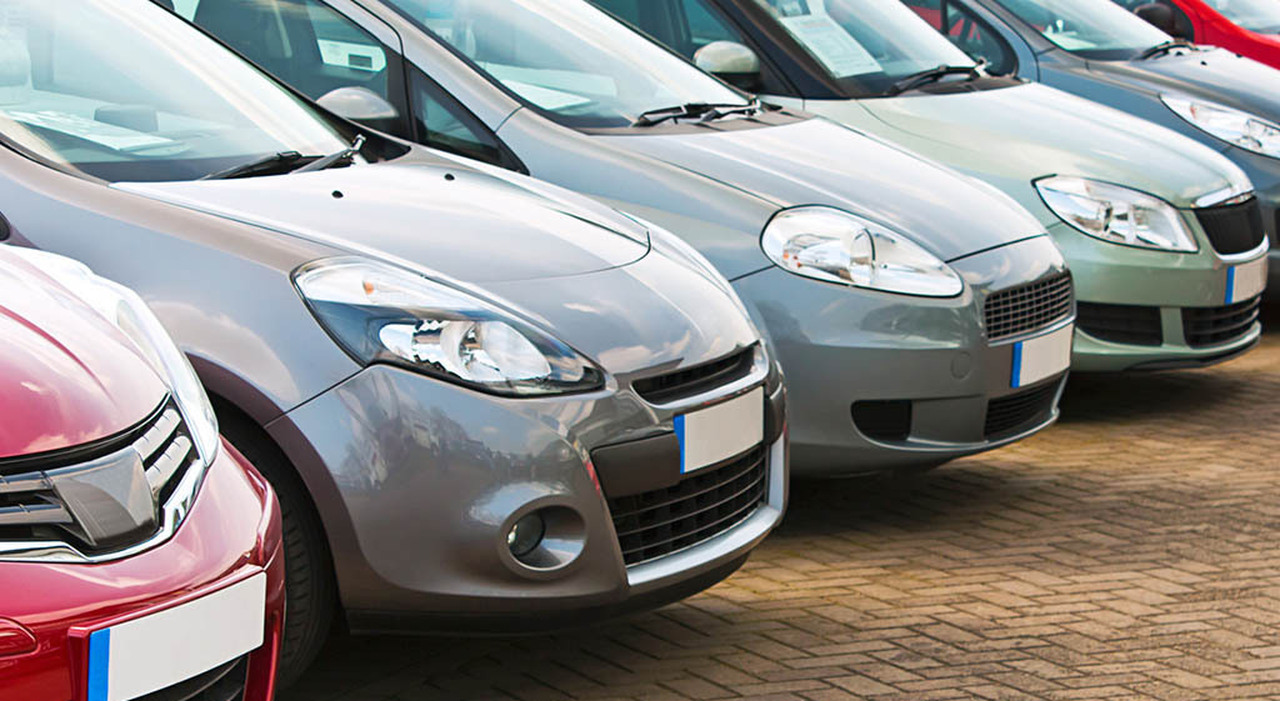 Auto in attesa di essere vendute